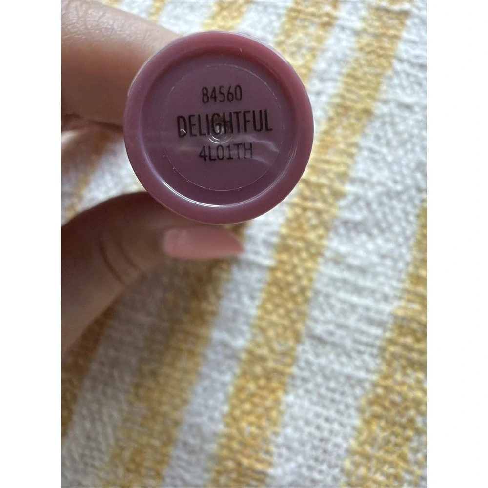 NEWe.l.f. Hydrating Core Lip Shine, Conditioning Nourishing Lip Balm, Delightful